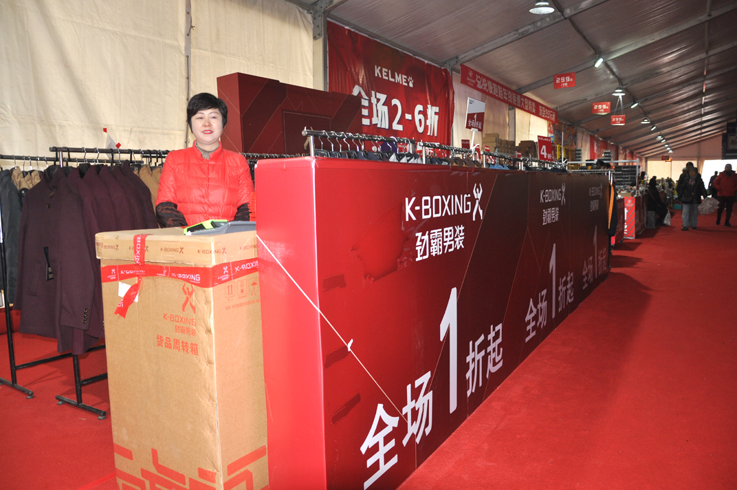 大批武汉市民汉口北体验万种品牌团购，抢特惠品牌服装、品美食