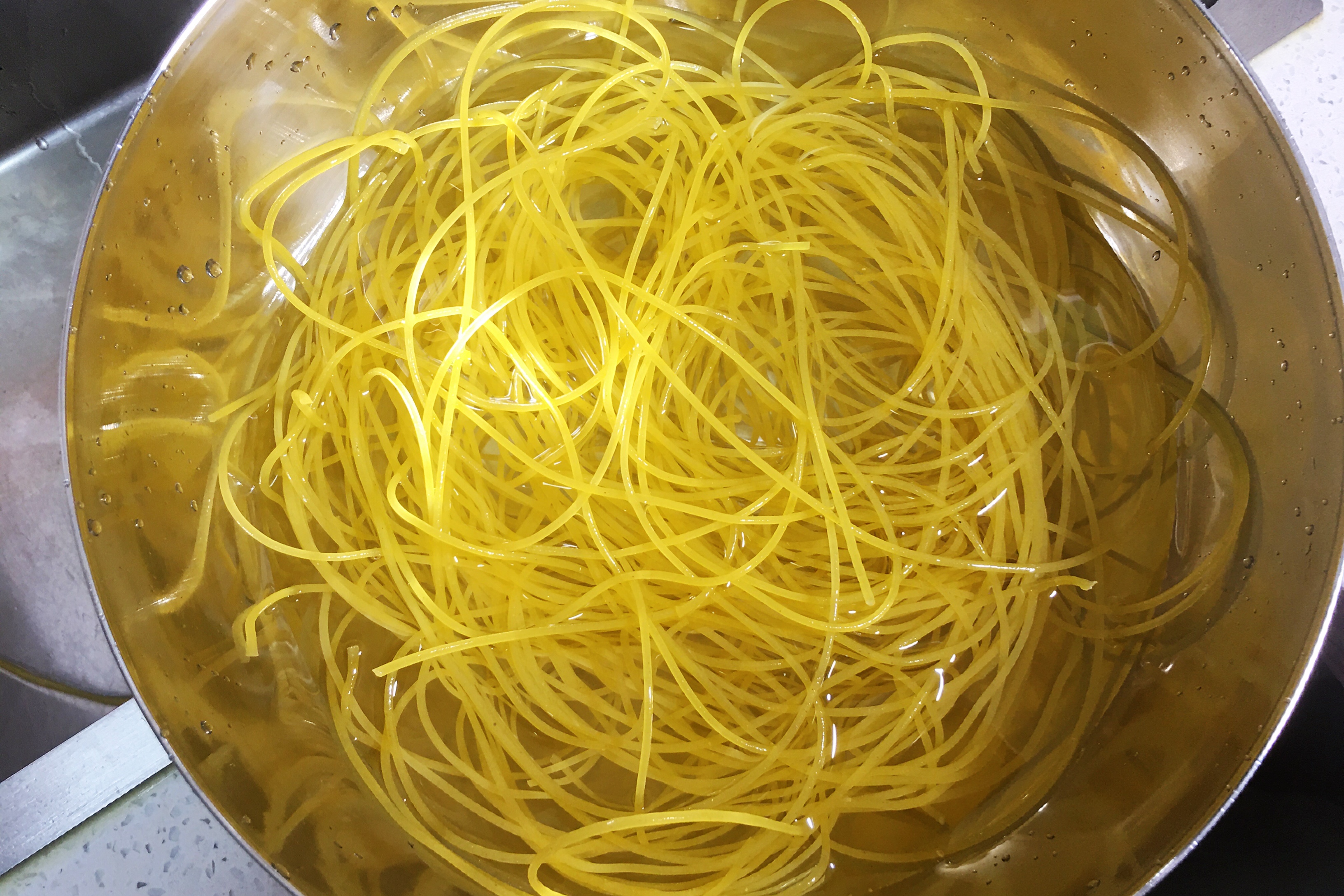 玉米面条先泡后煮的视频,玉米面条生吃