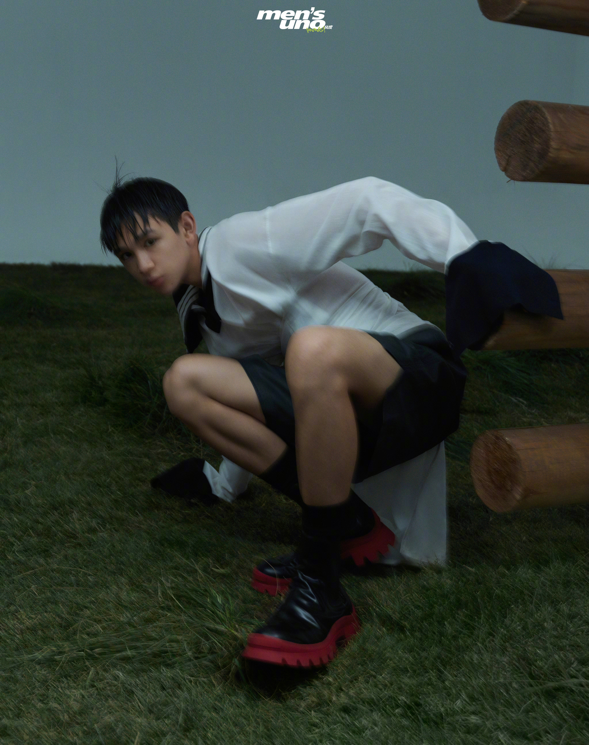 14岁荣梓彬再登时尚大片，碎发造型配活力穿搭，时尚表现力爆棚