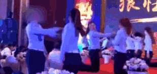 半裸、*舞艳**、排队与老板接吻……为了躲掉公司年会，我辞职了