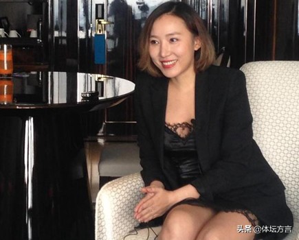 中甲美女老板穿睡衣接受采访，将队徽纹在大腿上，目标3年返中超
