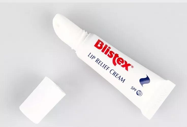 唇裂痕严重涂什么口红,嘴唇涂口红立马出现裂纹