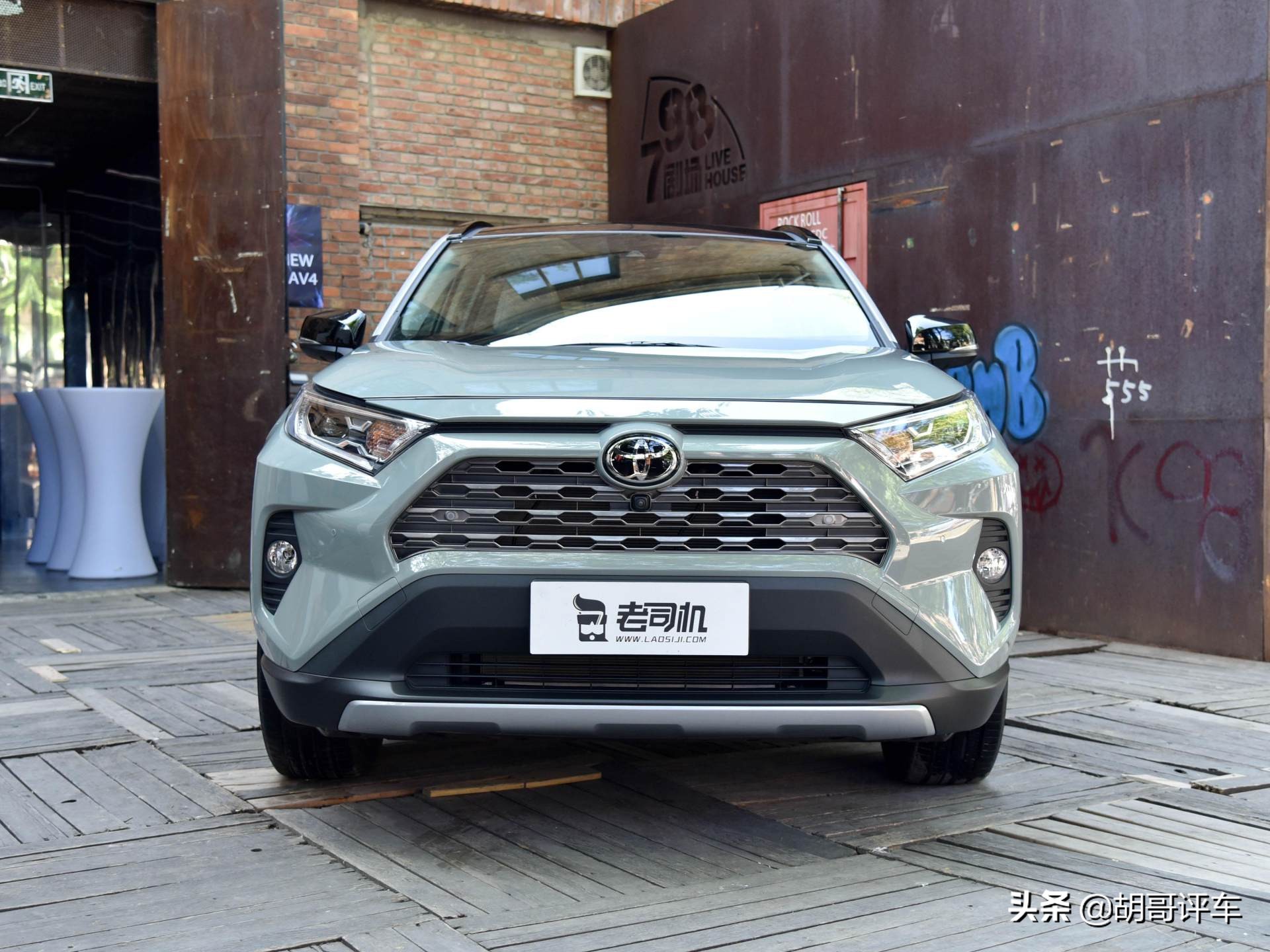 2.0L+四驱，油耗低，外观大气，实拍RAV4荣放