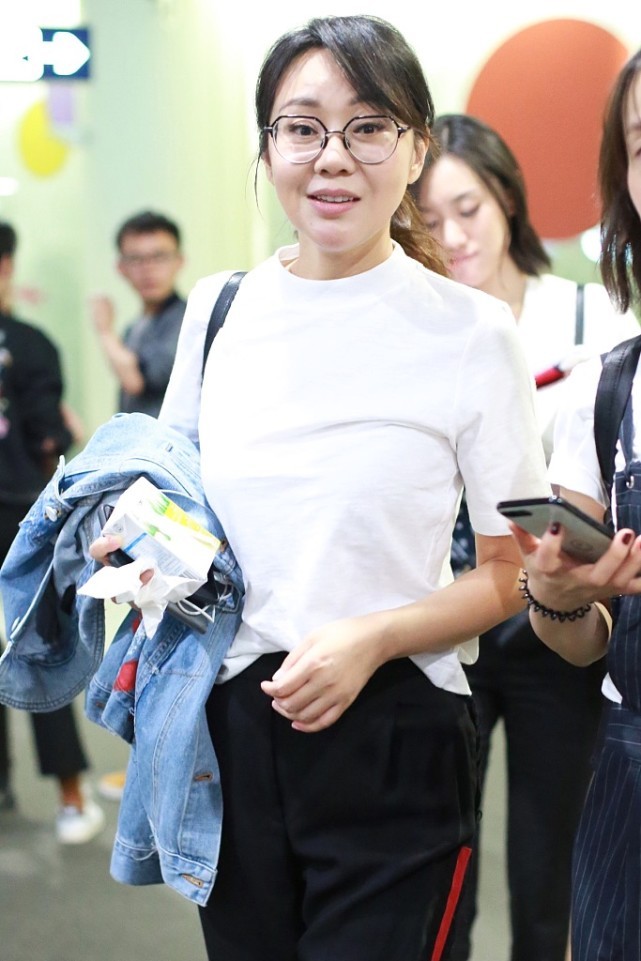 闫妮减龄穿衣搭配,闫妮上衣搭配裤子