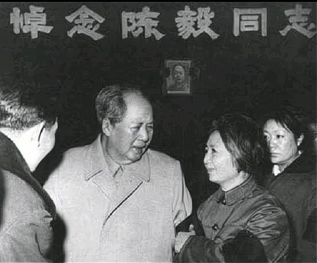 陈毅追悼会上，一副挽联引起毛主席注意，嘱周总理给安排工作