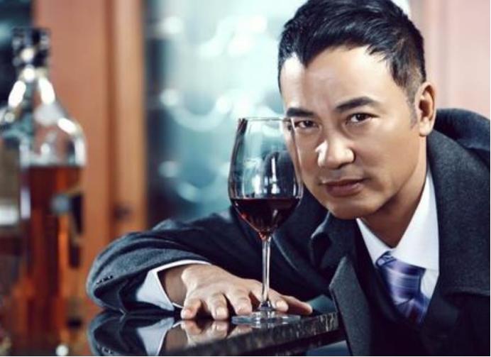 20年前引女孩“生扑”,号称最后的*男舞**，任达华究竟有啥魅力？