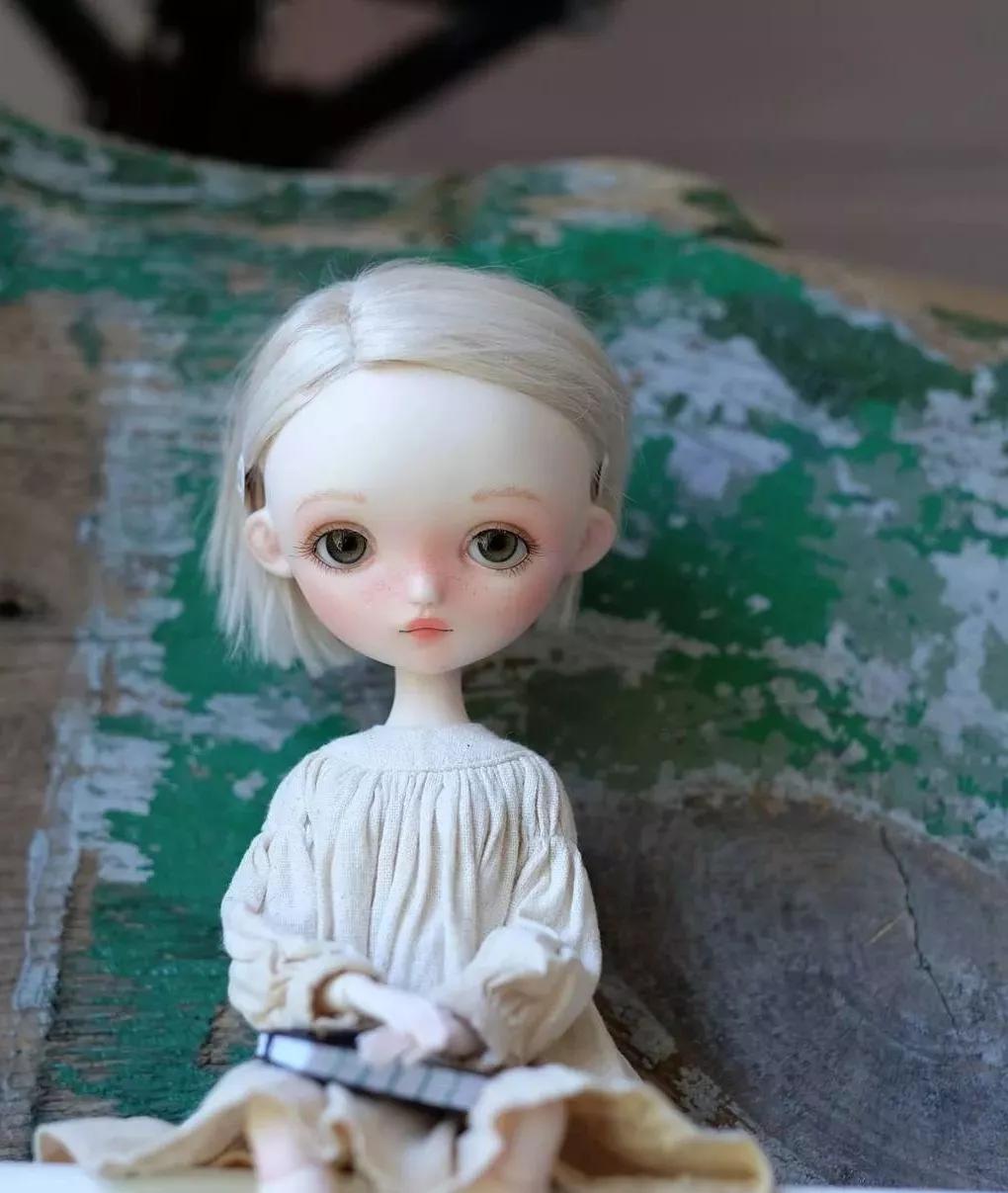 恨不能把她的芭比娃衣穿上自己身上......