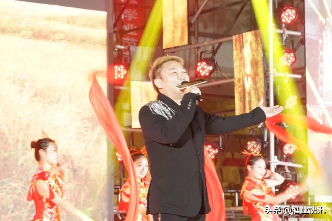 老歌老酒老字号，彩陶坊之夜群星晚会璀璨绽放