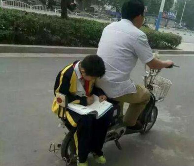 小学生写作业的千奇百怪姿势,小学生正常写作业姿势