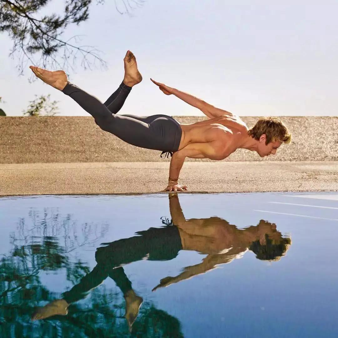 看完这些人，你再也不会觉得男人练瑜伽“娘”了