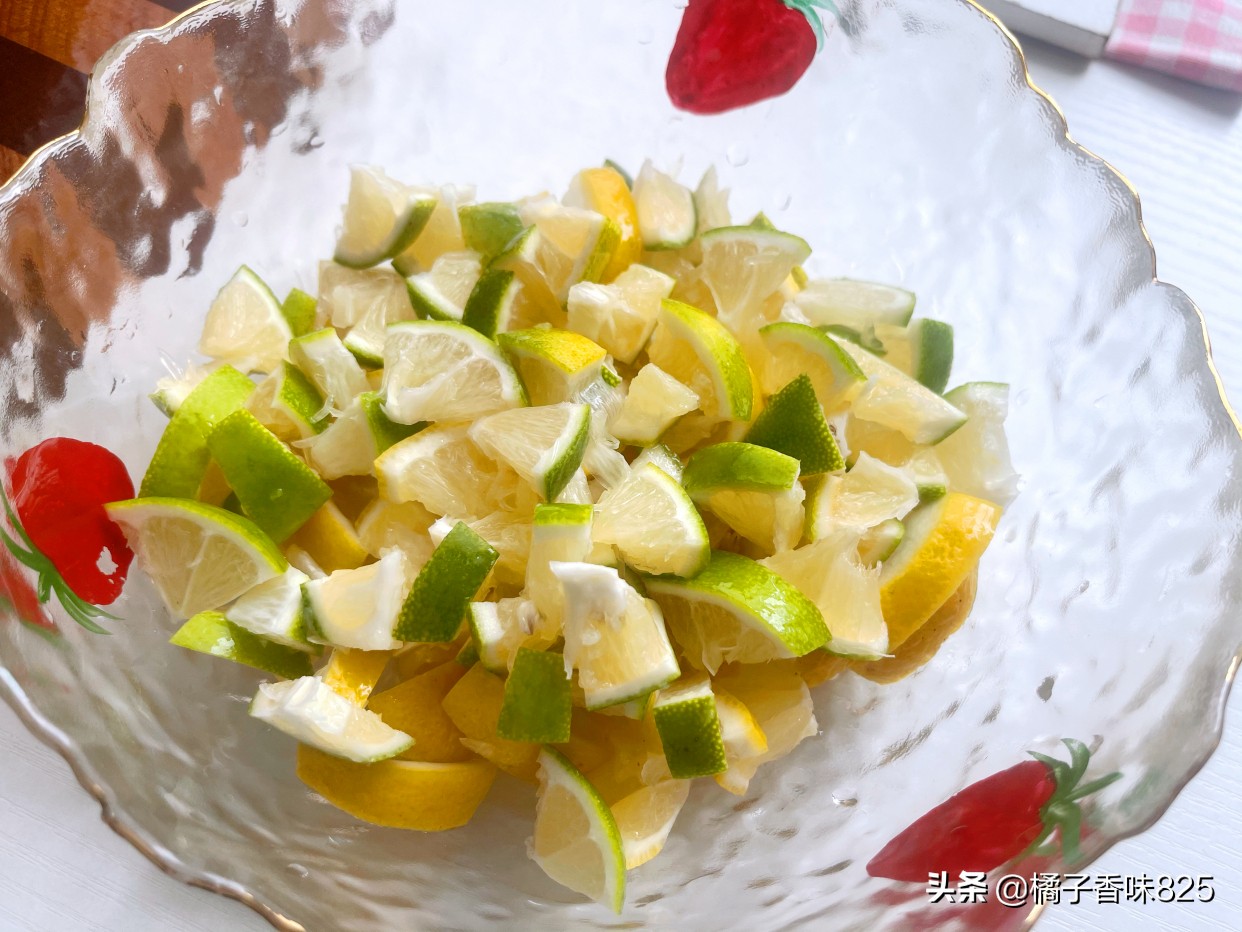 在家自制蜂蜜柠檬水的正确做法,夏日必备柠檬蜂蜜水做法
