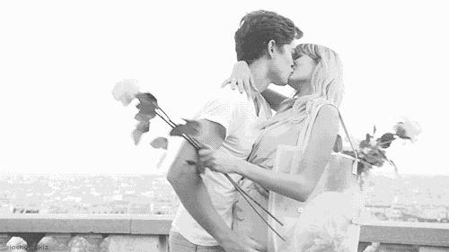 情人节送红玫瑰好还是香槟玫瑰好,情人节送十一支玫瑰代表什么