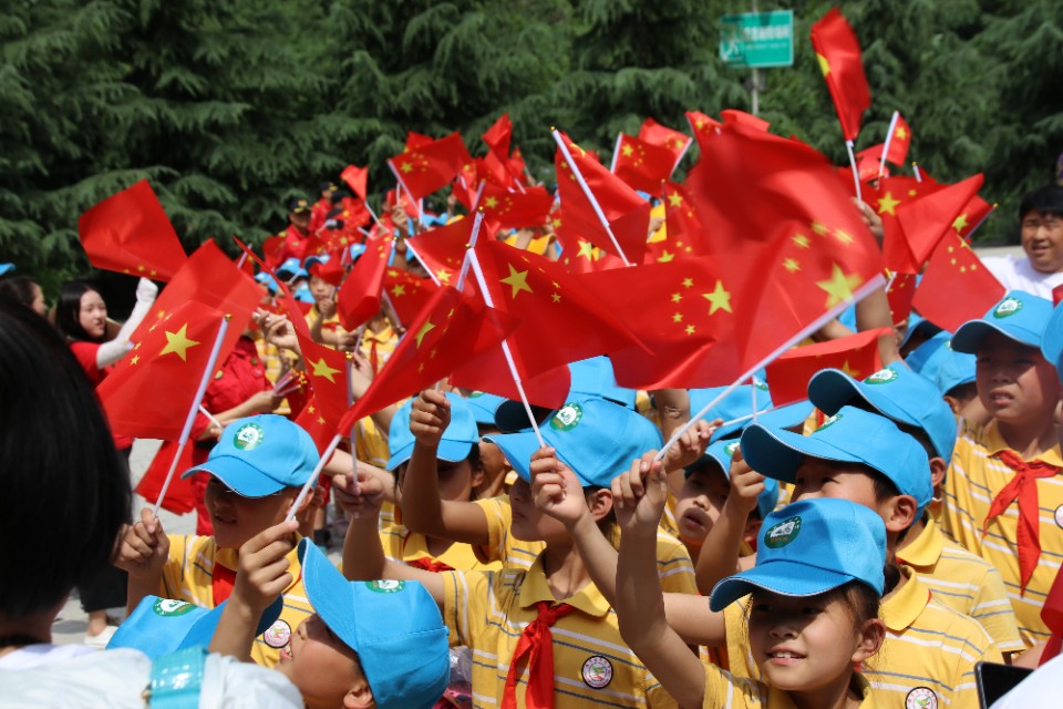 610名可爱的孩子在少华山共绘70米中华龙、千人高歌中国梦！