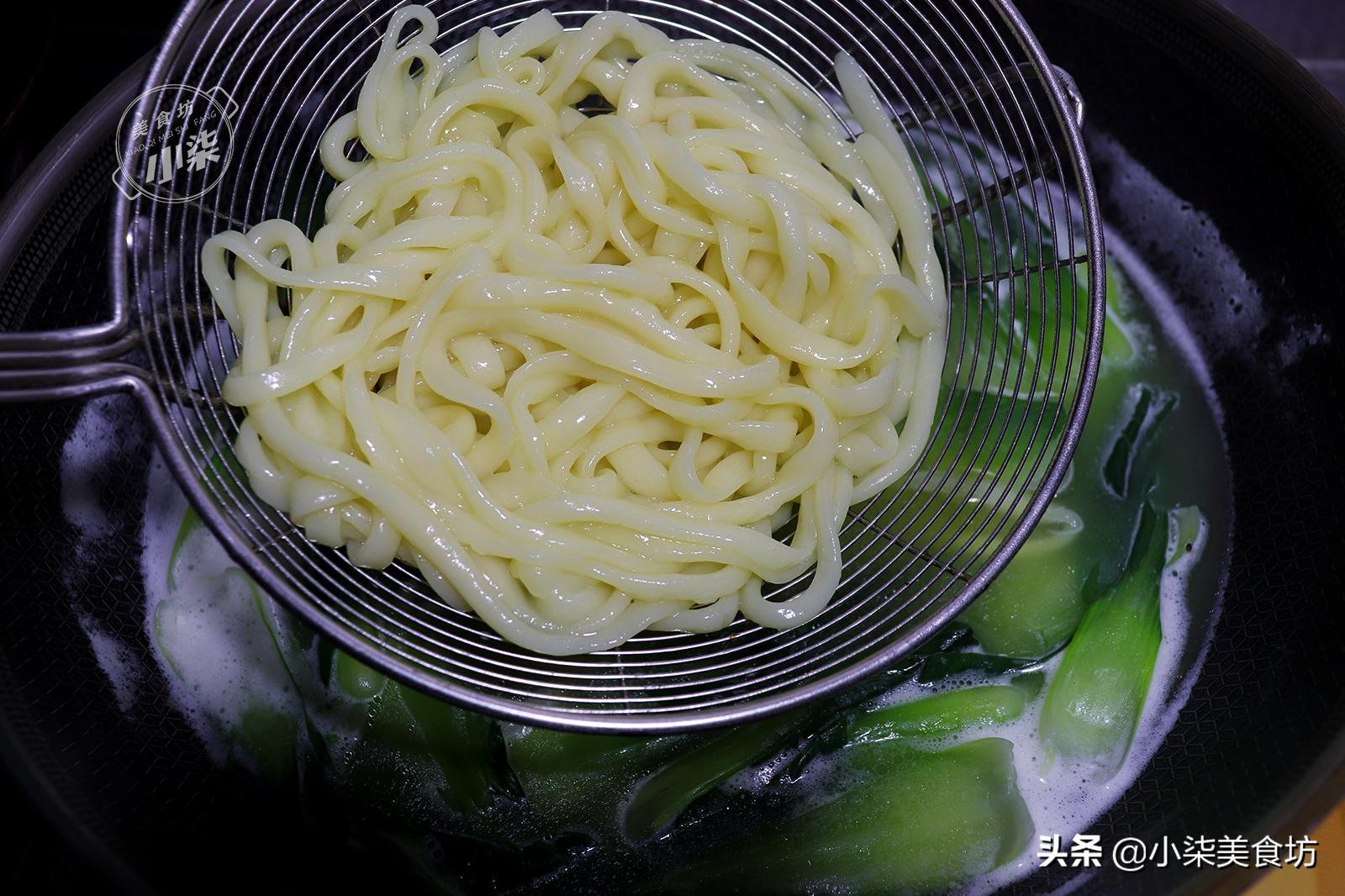 想吃牛肉面，教你自己在家做，面条筋道爽滑，这种做法实用靠谱