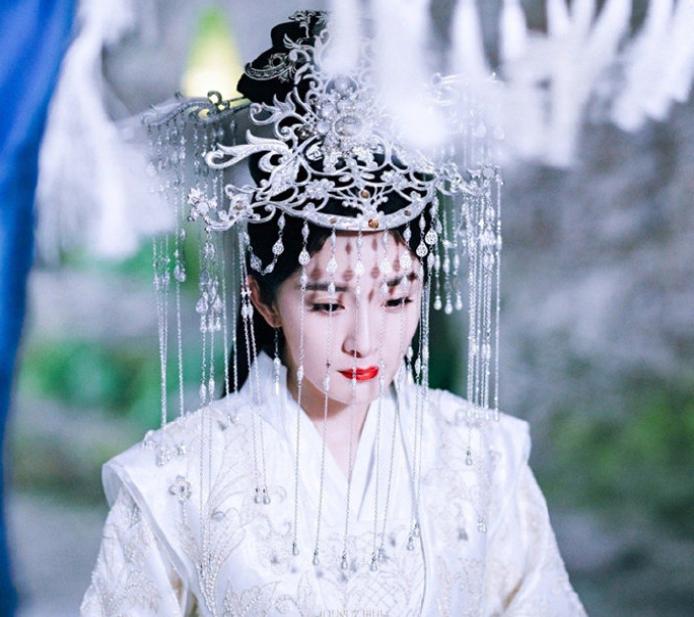 杨幂造型独特出席盛典,杨幂惊艳亮相完整版