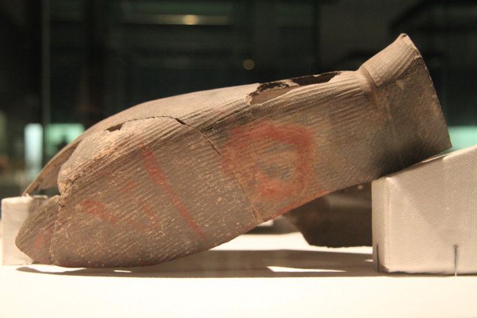 朱书陶扁壶馆藏,扁壶朱书是图腾吗