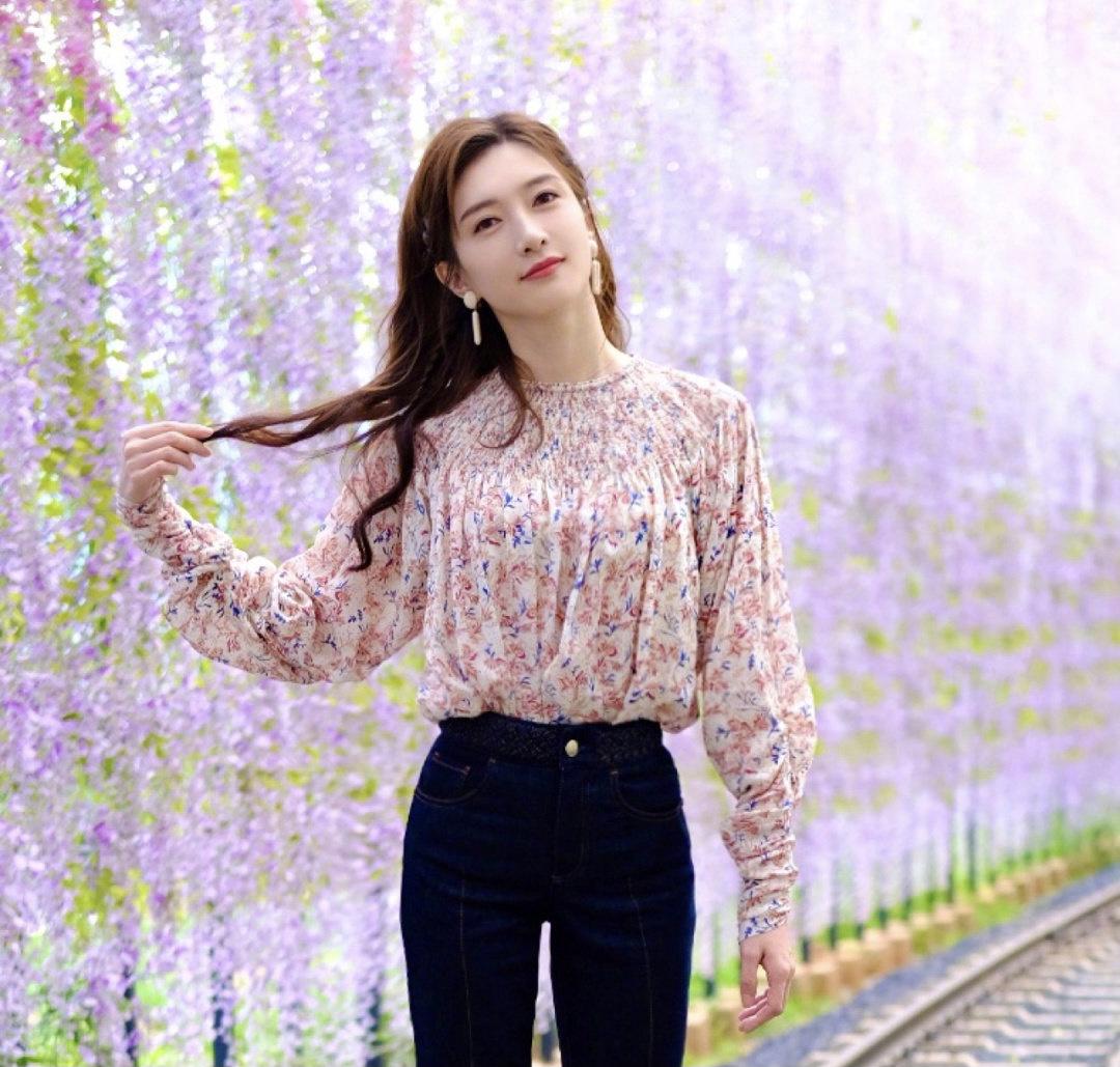 江疏影穿渐变抹胸裙亮相红毯,江疏影穿黑色蕾丝开叉长裙