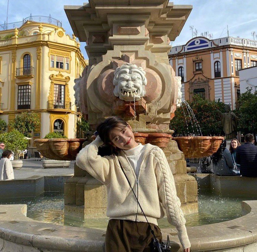 刘诗诗同款黑毛衣连衣裙,刘诗诗牛仔裙穿搭太惊艳了吧