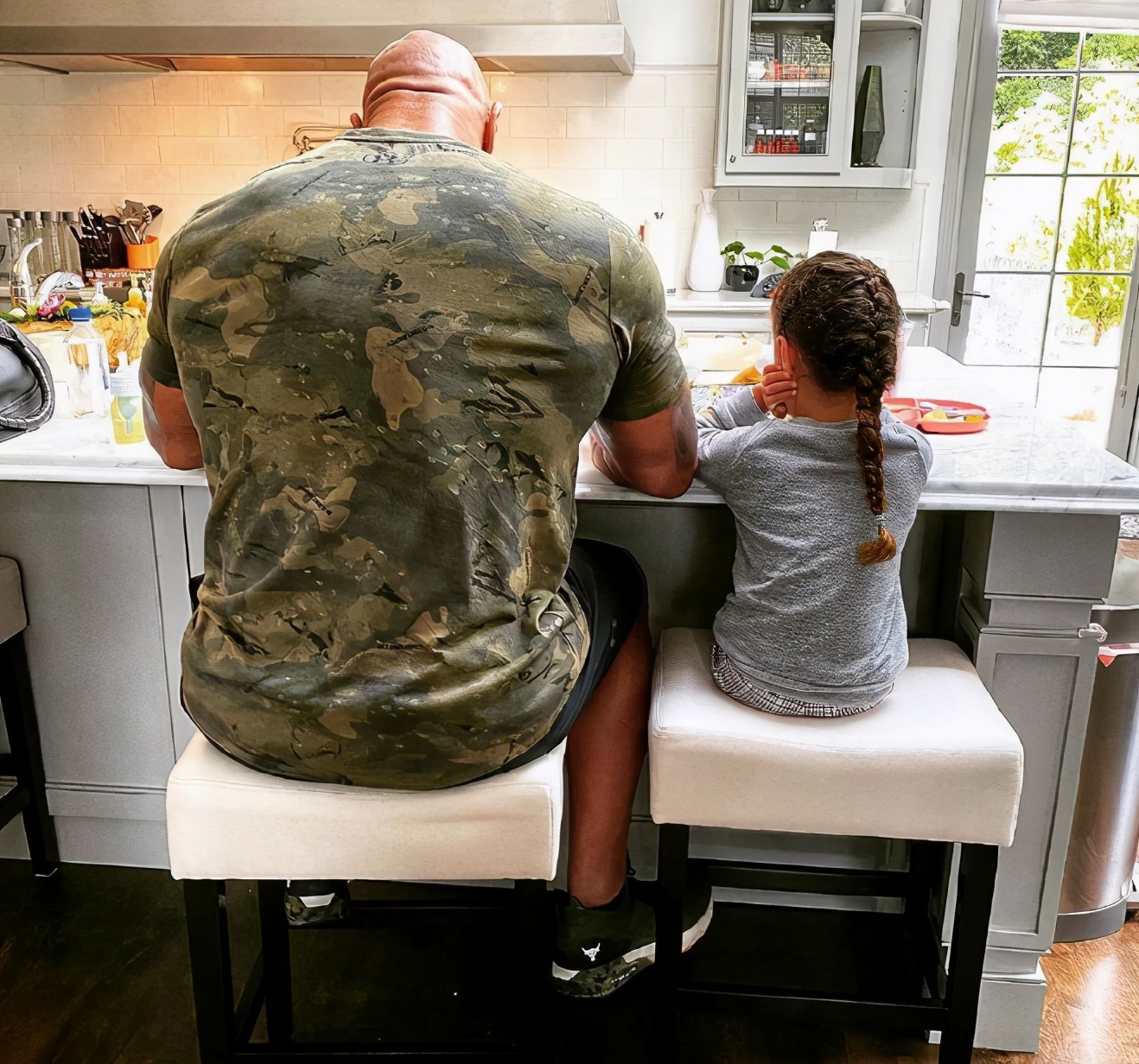 巨石强森母亲父亲多高,巨石强森父亲