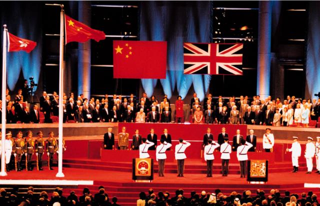 1997年香港回归在即，英舰故意闯入南海搞事情，中国海军教他做人