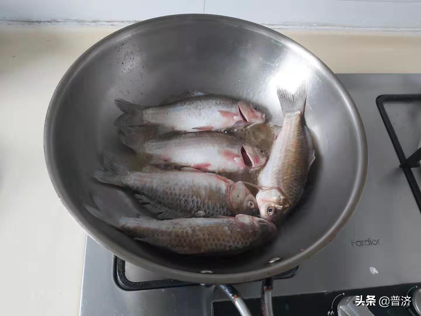 居家厨房挑战视频,鲫鱼处理全过程