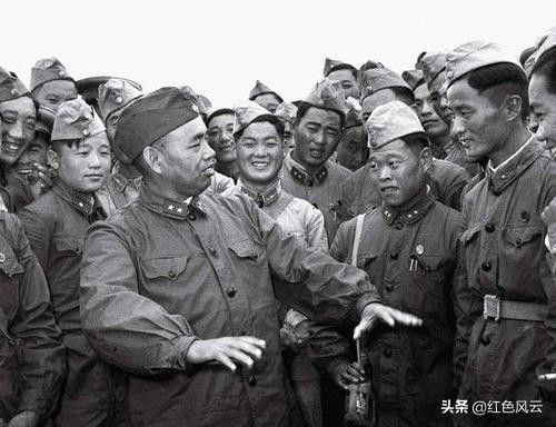 85年*小平邓**来南京看望*世友许**，*世友许**快步相迎，认真敬了一个军礼