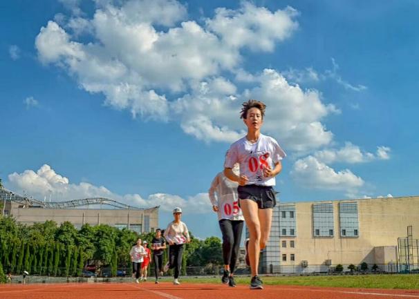 体育学院展飒爽英姿扬青春风采,体育学院朝气蓬勃