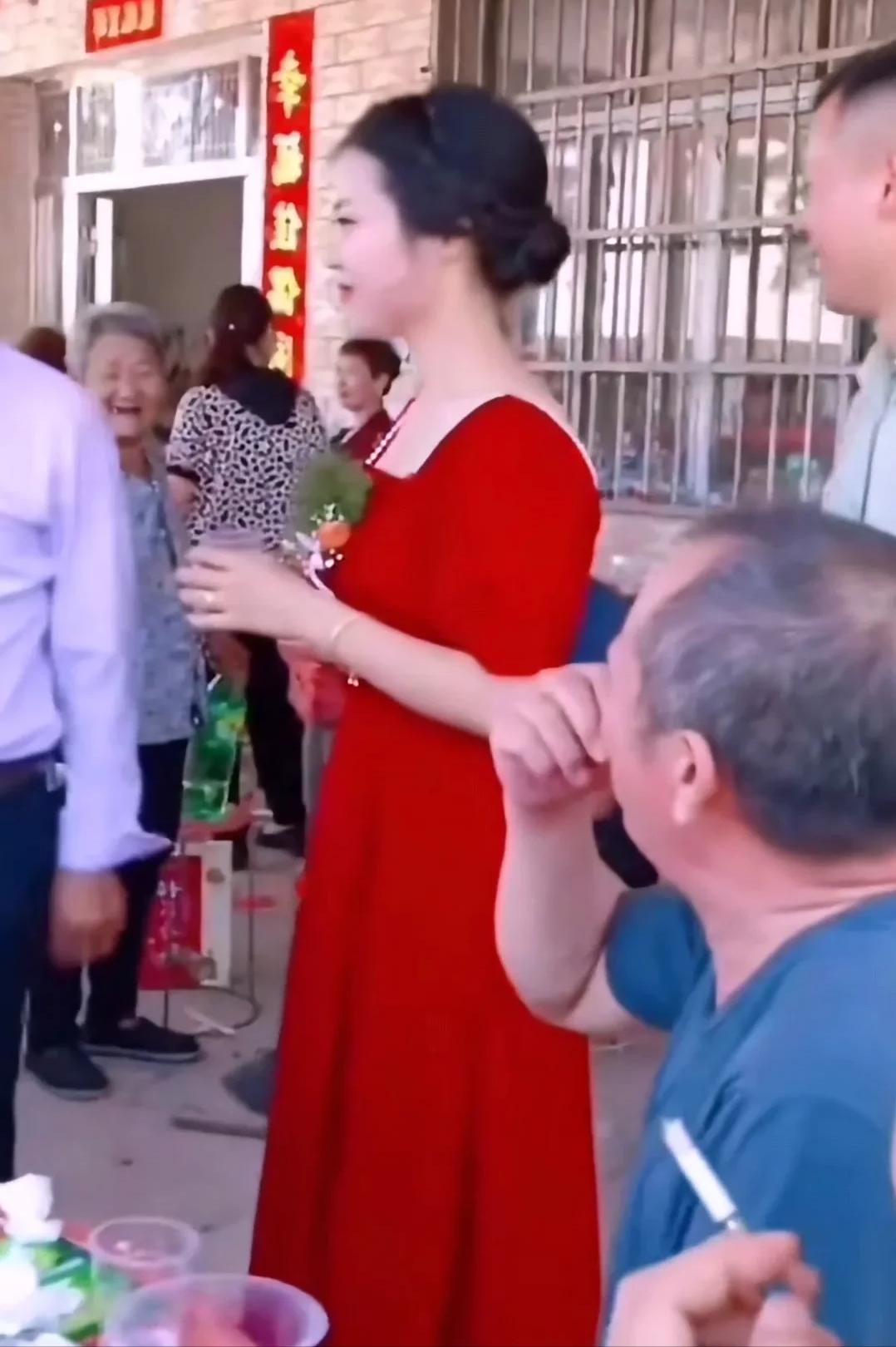 汉中婚礼风俗公公背新娘,汉中结婚公公背儿媳敬酒