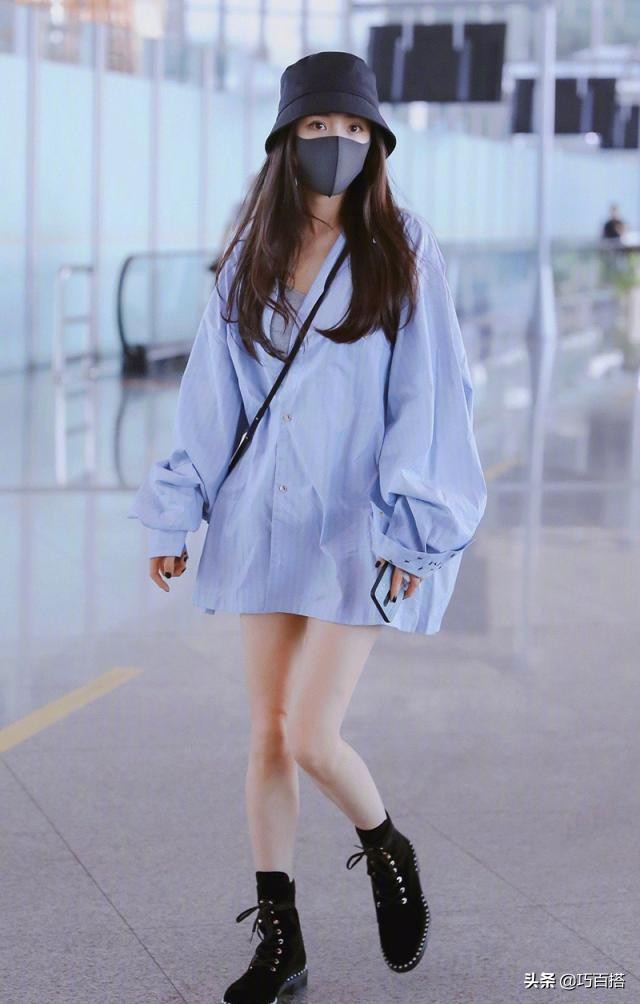 杨幂穿搭私服下身失踪,杨幂穿黑色短裤和青色上衣