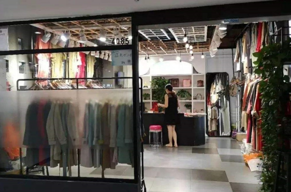 服装店如何一年完成300万业绩,一个小服装店一天能做7万业绩吗