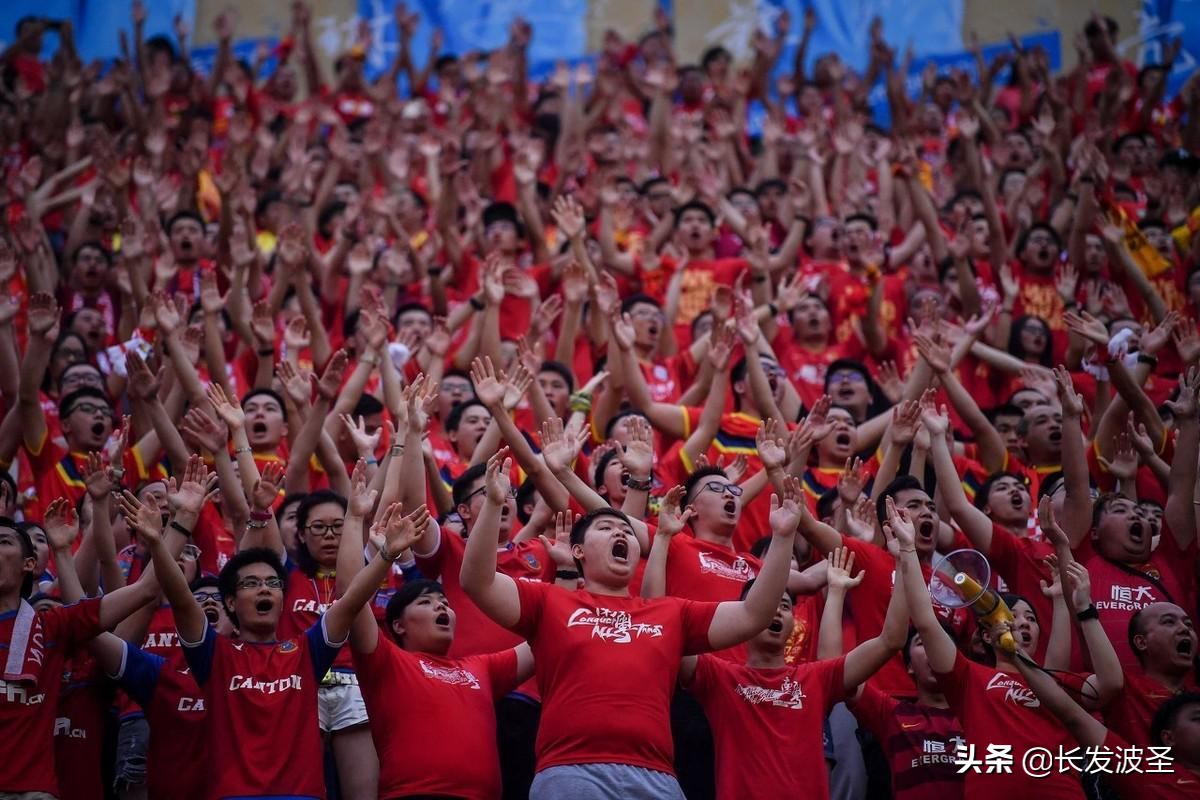 盘点球迷骂国足的名场面,球迷现场怒批国足