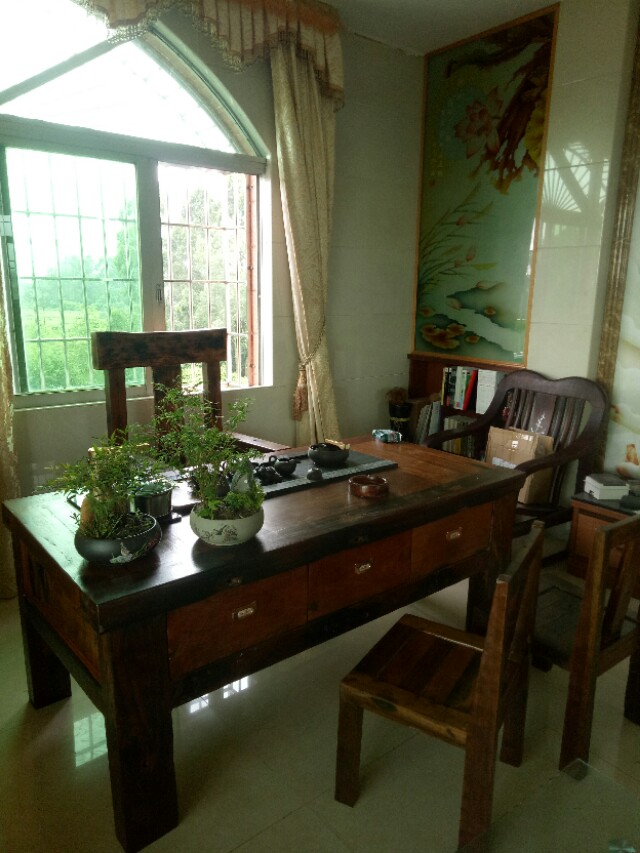 别人不要木头，拿回家做了张茶桌