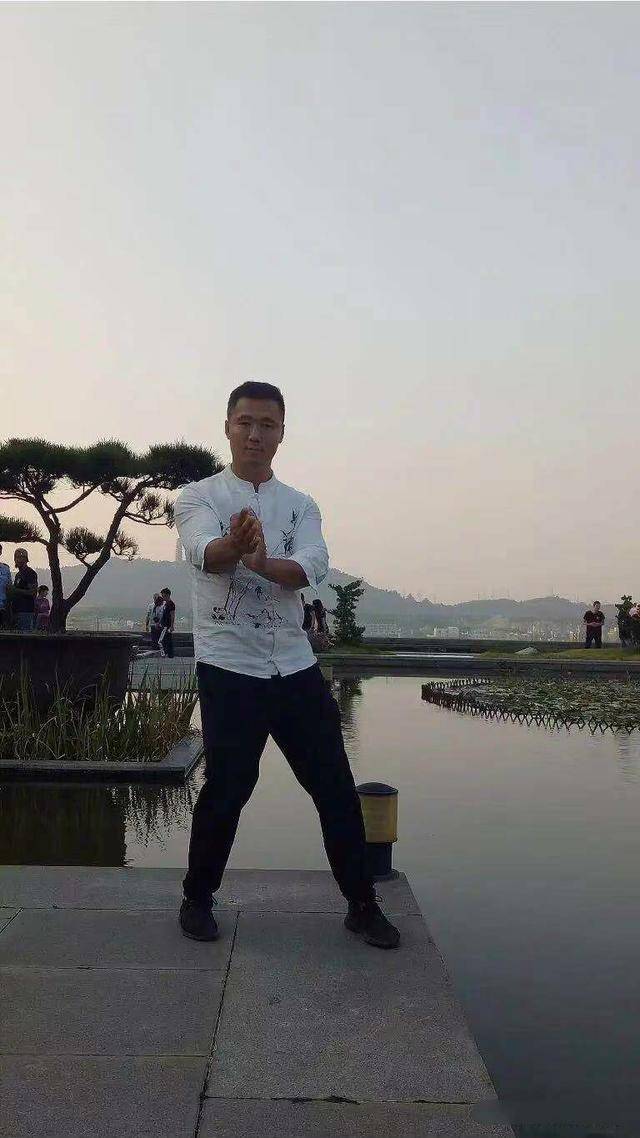 咏春拳日字冲拳视频,咏春日字冲拳叶问片段