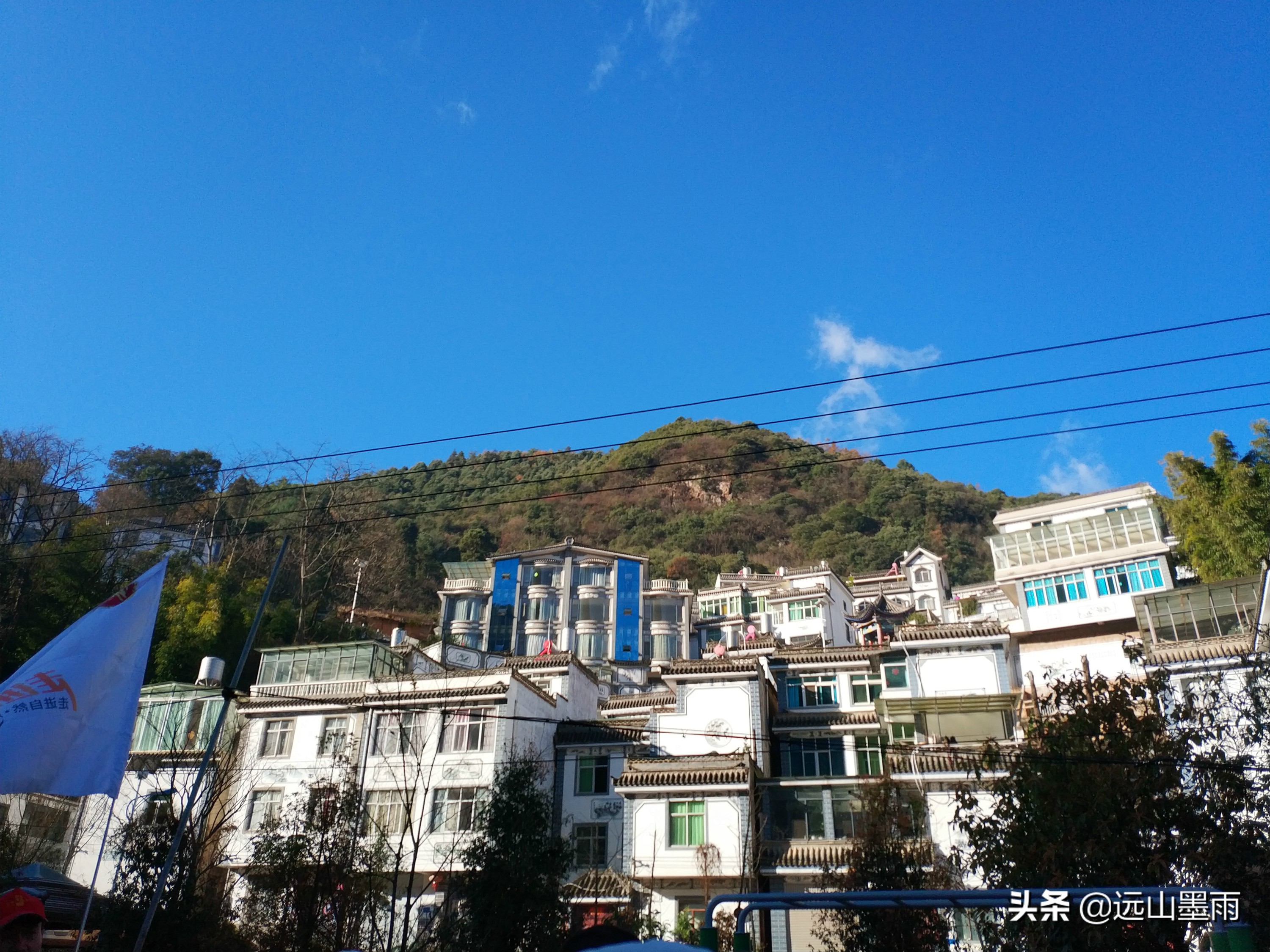 昆明陡坡村的风景非常独特,昆明可以爬山看夕阳的地方