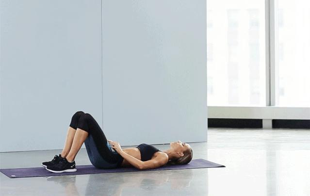 有种身材叫不用看脸，有了蜜桃臀和马甲线，走到哪里都是焦点