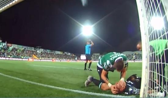 足球队员暂时性休克,国青小将致命失误