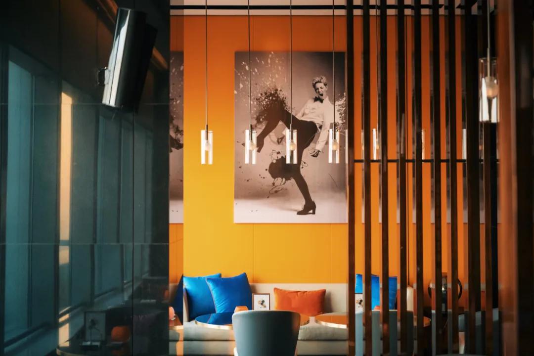 把繁华踩在脚下，将吃喝囊括周边。去长沙要住地标里