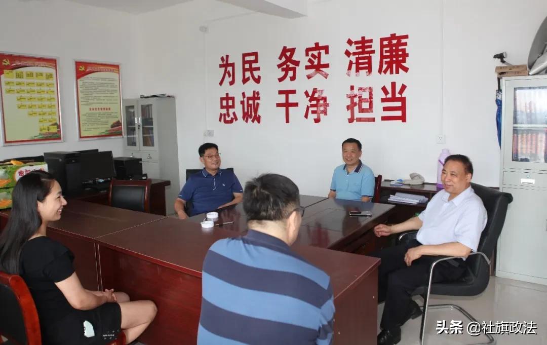 走访慰问贫困户炎炎夏日送清凉,检察院慰问扶贫驻村工作队