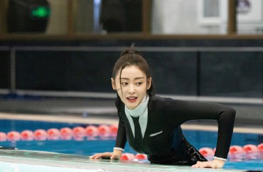 张天爱黑色连体衣超显瘦,张天爱白色西装造型小又美又飒