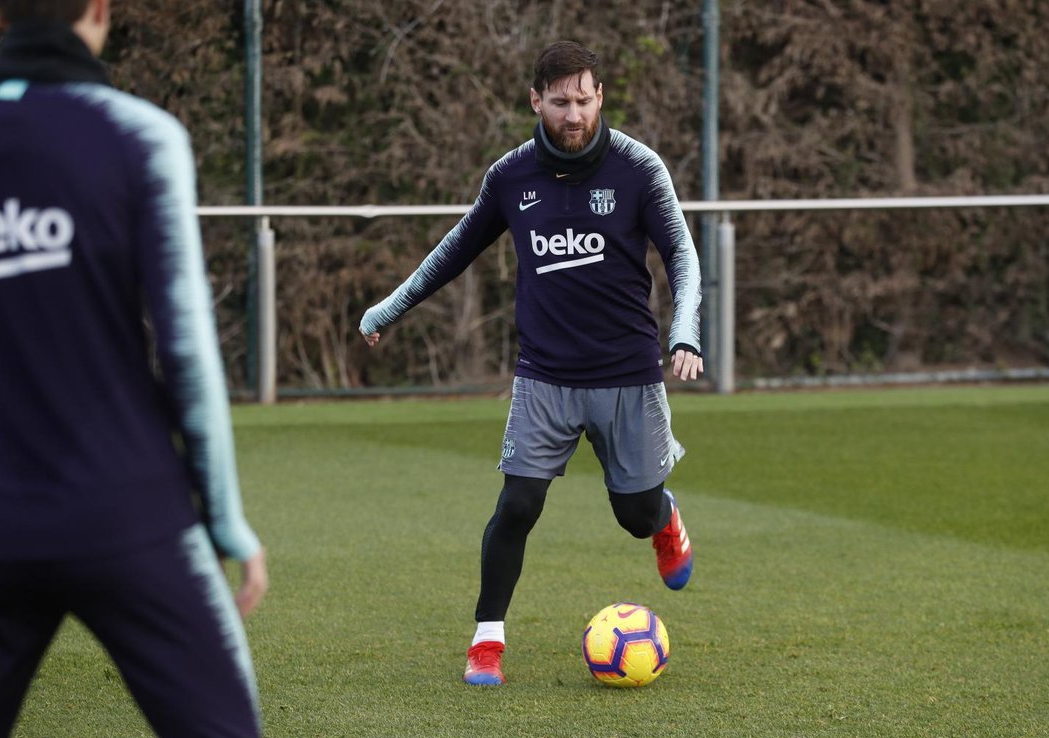 梅西观看自己过人,梅西过人的搞笑视频