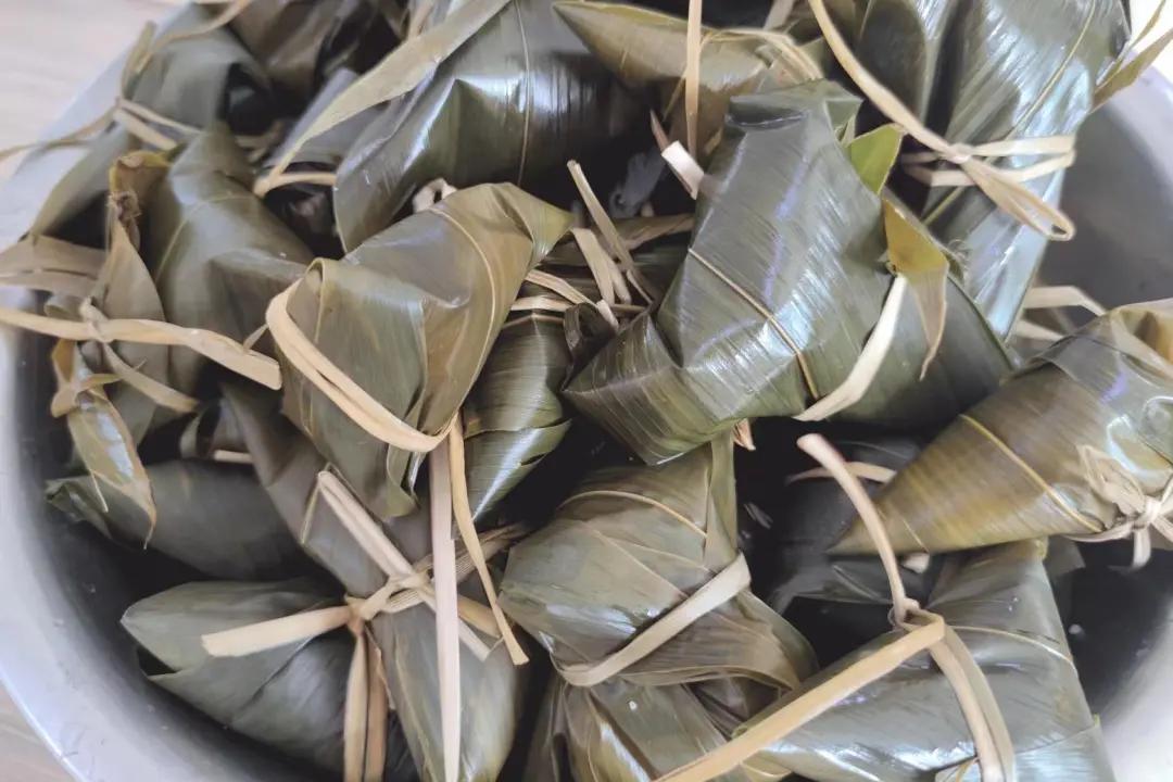 足球协会爱心活动,端午节民间爱心艺术团慰问敬老院