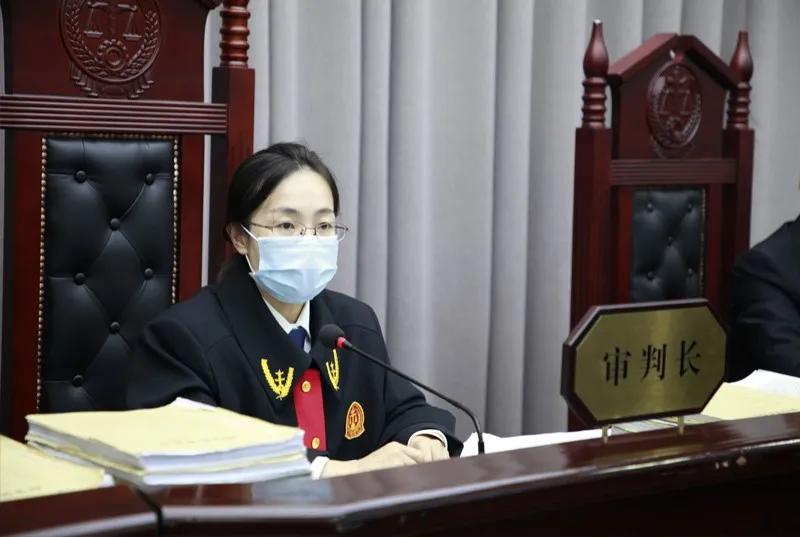 进了投资微信群，里面全是托！宿豫法院公开审理封勇华等34人诈骗案