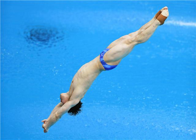 为什么男跳水穿三角泳裤,为什么跳水男运动员要穿三角泳裤