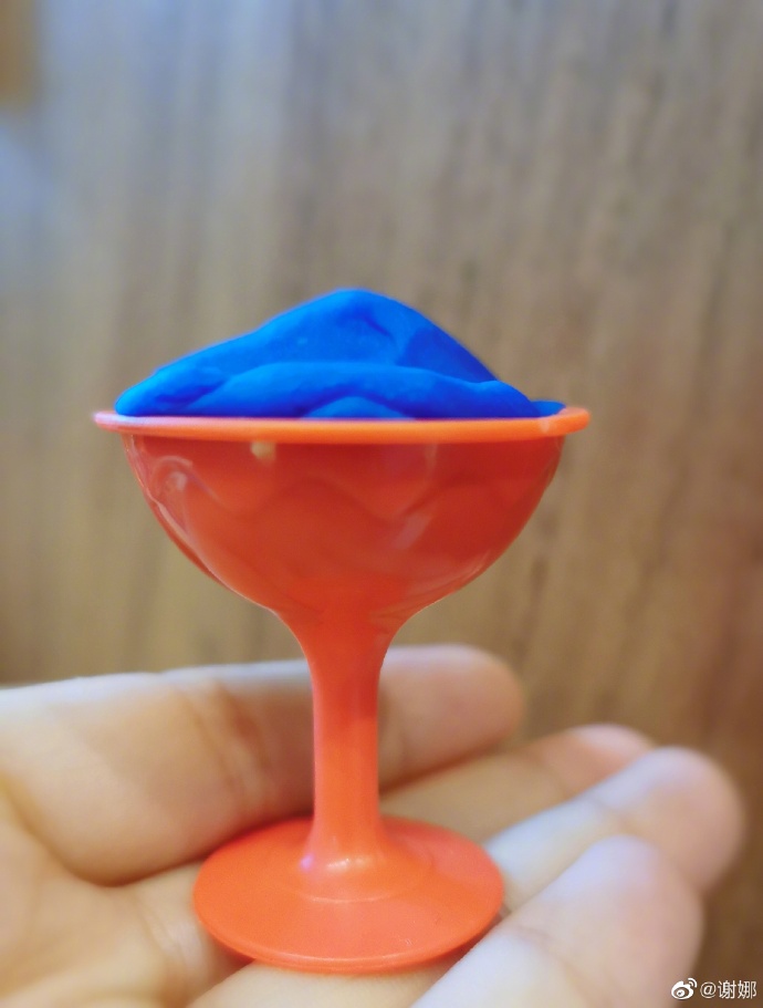 谢娜晒女儿做的手工,谢娜晒俩女儿送的节日礼物