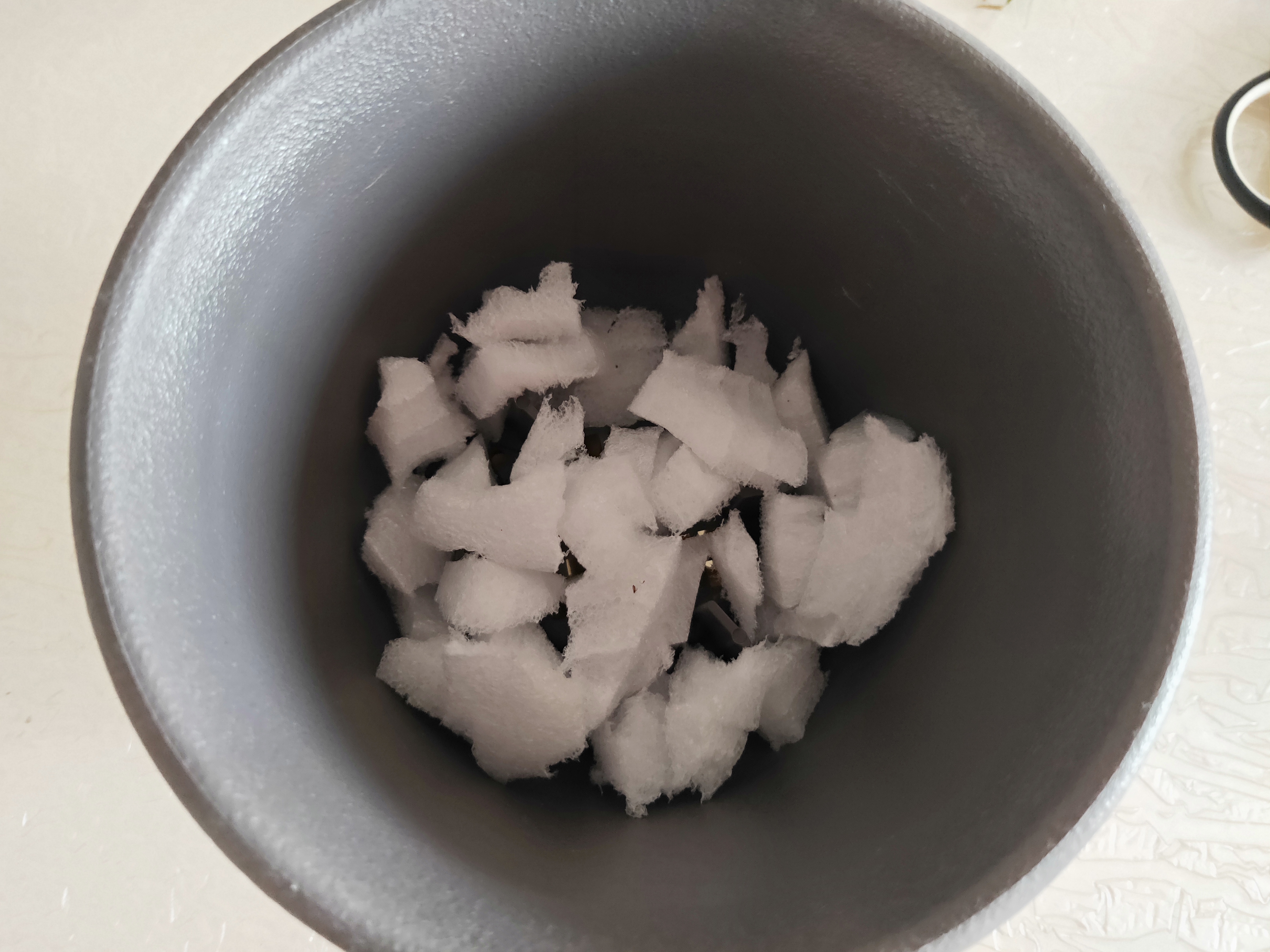 家家都有的“废料”，掰碎垫“盆底”，保温又透水，10年不烂根