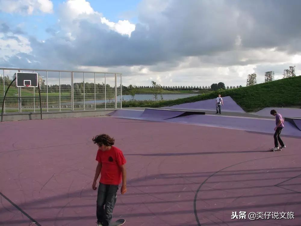 让人惊呆的篮球比赛,篮球场和足球场冲突对比