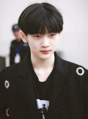 男明星天生“自带妆容”，白敬亭自带眼线，周震南全脸都让人羡慕