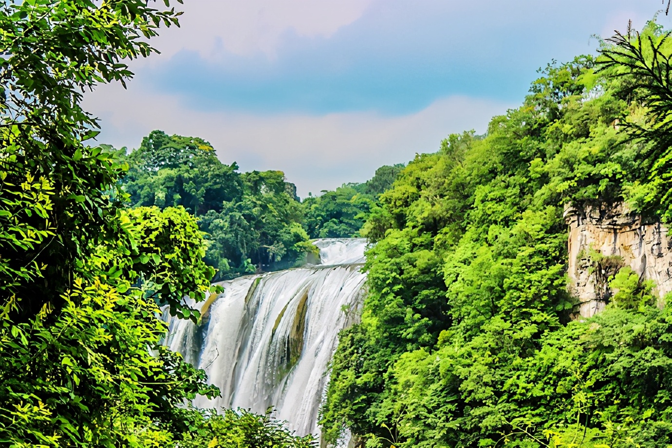 黄果树大瀑布，简直是疑是银河落九天的奇景，壮观而震撼