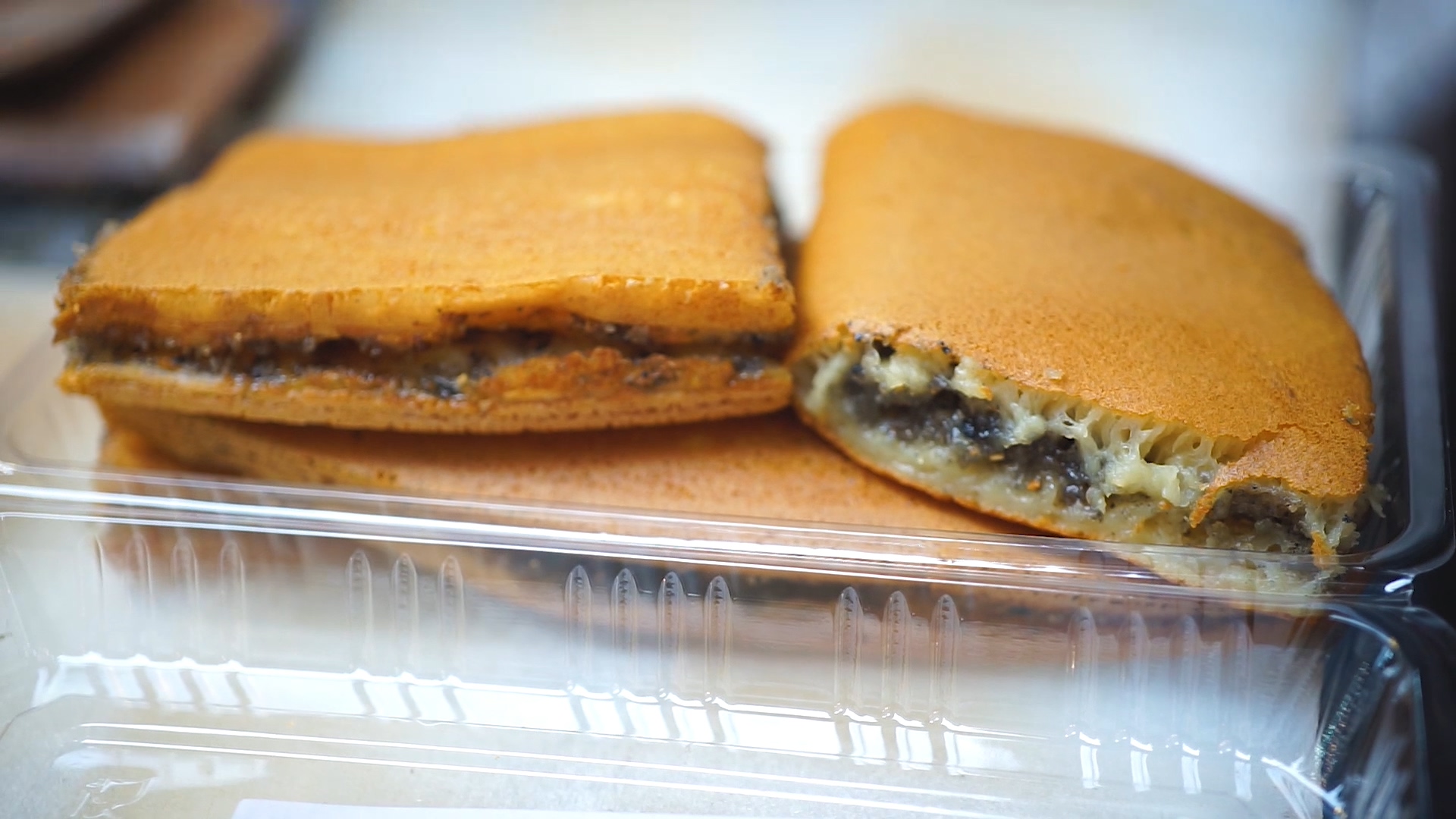 开了二十多年的店，一块满煎糕成就甜美的记忆，每天可以做几百锅