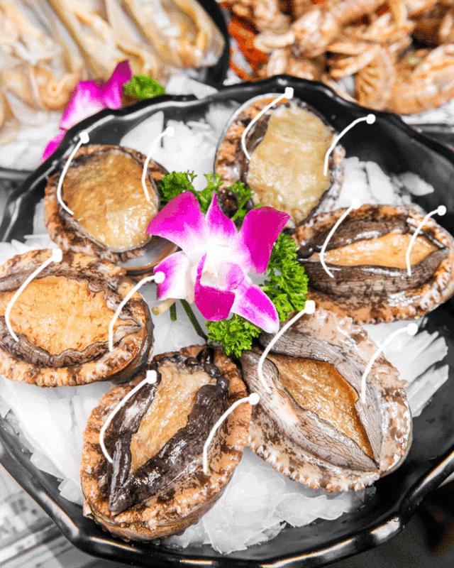 魔都惊现「2层楼小香港」，卖“蹦迪海鲜”！花胶鸡、6头鲍免费送